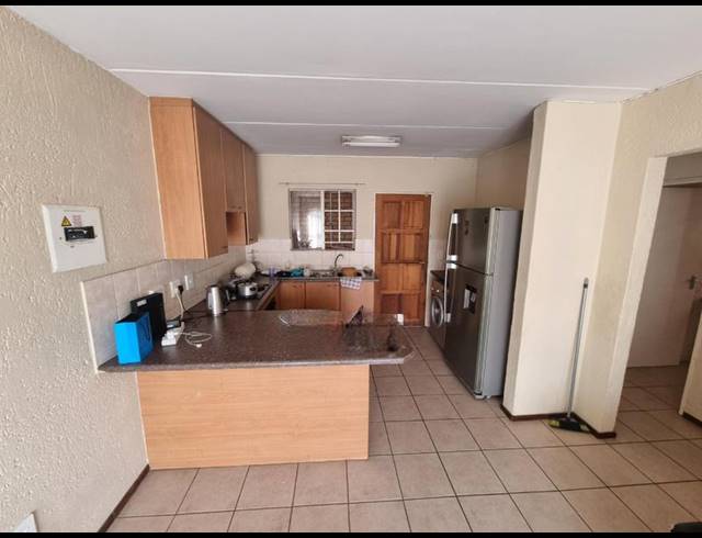 2 BEDROOM APARTMENT FOR SALE IN HEUWELSIG ESTATE